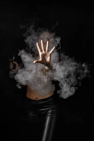 Gadis melonjak di vape latar belakang hitam — Stok Foto