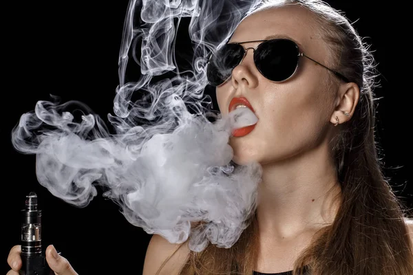 Kız bir siyah arka plan vape yükselir