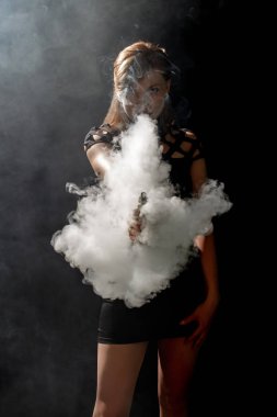 Güzel kız vaping gelen e-cigarett