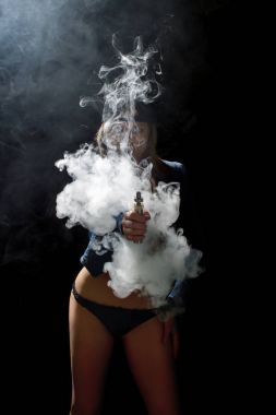 Güzel kız vaping gelen e-cigarett