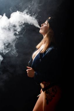 Güzel kız vaping gelen e-cigarett