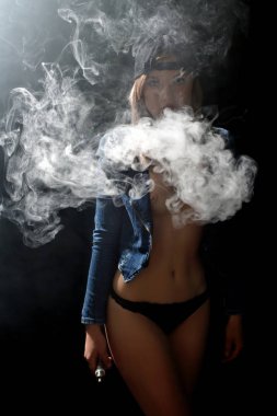 Güzel kız vaping gelen e-cigarett