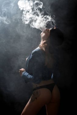 Güzel kız vaping gelen e-cigarett