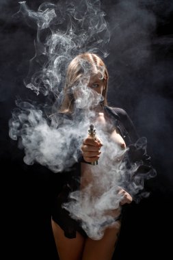 Güzel kız vaping gelen e-cigarett