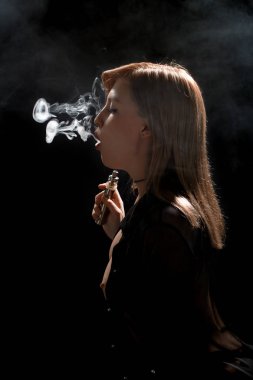 Güzel kız vaping gelen e-cigarett