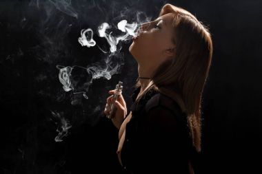 Güzel kız vaping gelen e-cigarett