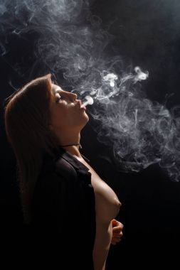 Güzel kız vaping gelen e-cigarett
