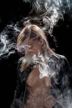 Güzel kız vaping gelen e-cigarett