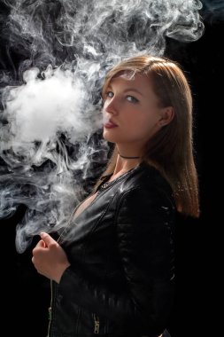 Güzel kız vaping gelen e-cigarett