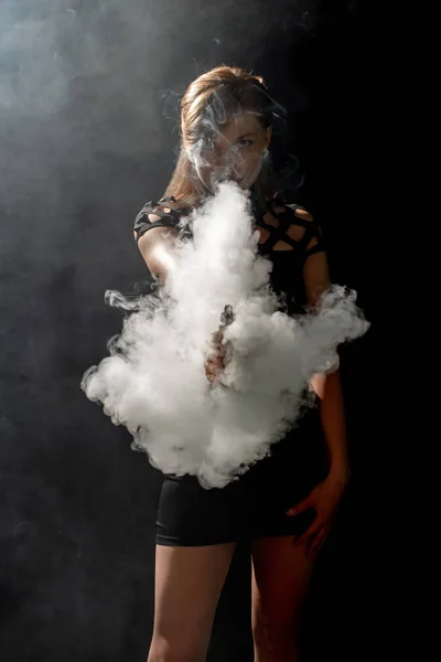Hermosa chica vapeando de e-cigarrillo — Foto de Stock