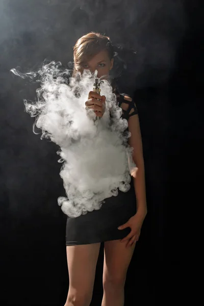 아름 다운 소녀 vaping e-cigarett에서 — 스톡 사진