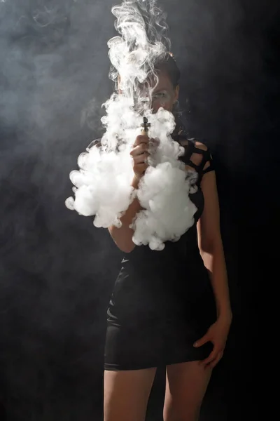 Menina bonita vaping de e-chalé — Fotografia de Stock