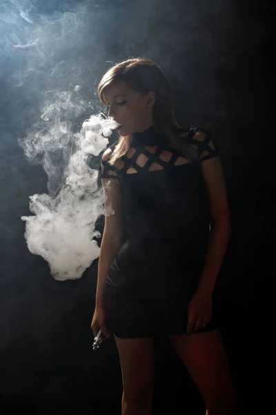 아름 다운 소녀 vaping e-cigarett에서 — 스톡 사진