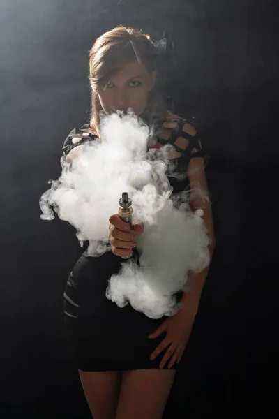 Beautiful girl vaping from e-cigarett — Stock Photo, Image