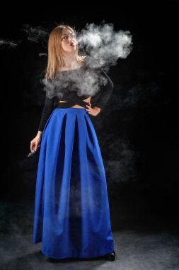 Güzel kız vaping üzerinden e-sigara
