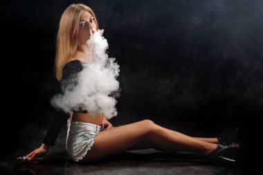 Güzel kız vaping üzerinden e-sigara