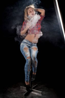 Güzel kız vaping üzerinden e-sigara