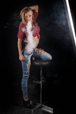 Güzel kız vaping üzerinden e-sigara