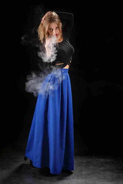 電子タバコから美しい少女 vaping — ストック写真