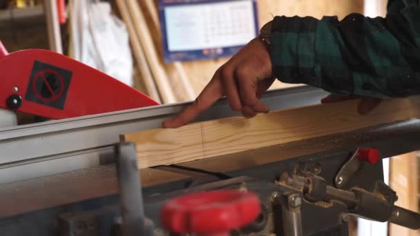 Carpenter Using Circular Saw for wood in close up — Stock Video