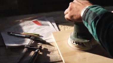 Köşeli taşlama tezgahı ahşaptan işçi biler