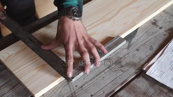 Männliche Hände mit Lineal und Bleistift in Großaufnahme. Profi-Schreiner bei der Arbeit. — Stockvideo