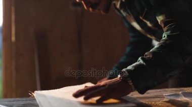 Elektrikli testere ve ahşap tahta çalışma erkeklerin yakın çekim görünümü. arka plan üzerinde güneş patlaması