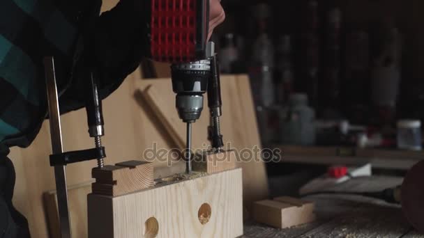 Profesión, personas, carpintería, carpintería y concepto de personas carpintero con taladro eléctrico tablón de madera en el taller — Vídeo de stock