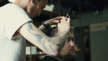 Berber makasla saç kesiyor. Berber dükkanındaki adamın arka görüntüsü.