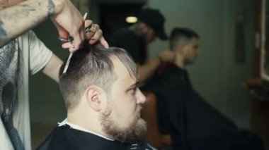 gülümseyen adam istemci, Güzellik Salonu, Kuaför kesim saç