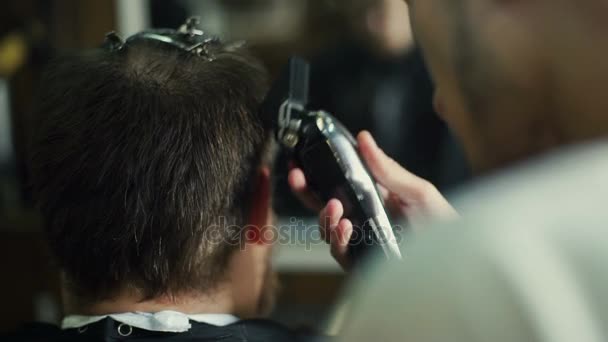 Taglio e modellazione dei capelli da barbiere con trimmer elettrico — Video Stock