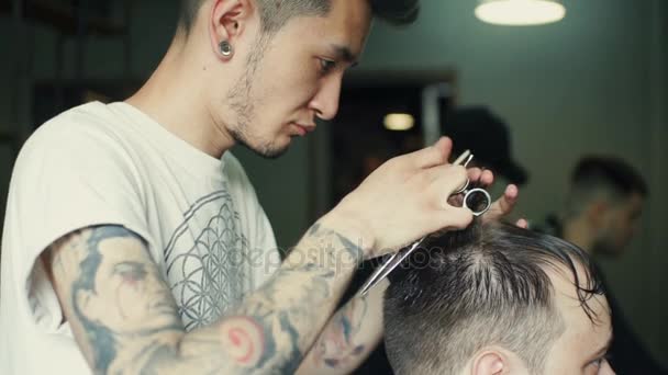 Barbeiro corte de cabelo com tesoura. visão traseira do homem na barbearia. — Vídeo de Stock