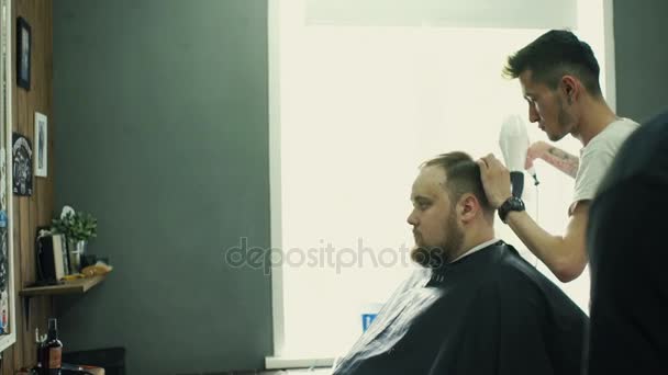 留胡子的秃头类年轻人得到的理发店的理发师用直边剃刀刮的肖像 — 图库视频影像