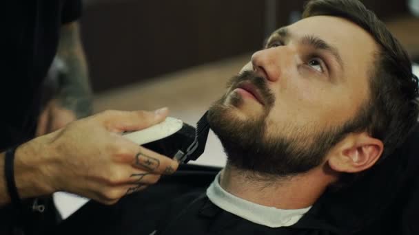 Frisören nedskärningar klienter skägg i Barbershop — Stockvideo