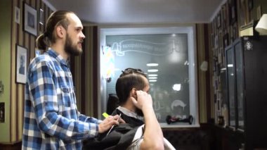 Erkek Kuaför ve istemci saç kesimi, gülümseyen ve reklam hakkında konuşurken