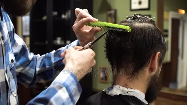 Mens corte de cabelo tesoura em uma barbearia. vista de perto — Vídeo de Stock