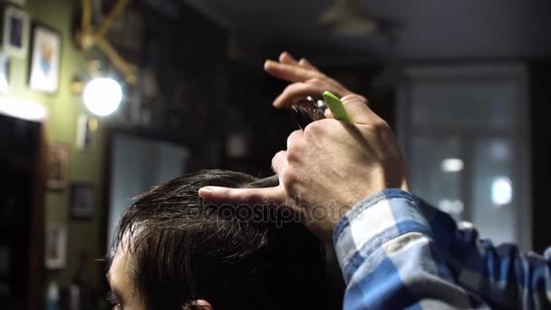 Mens rambut memotong gunting di sebuah toko cukur. tutup tampilan — Stok Video