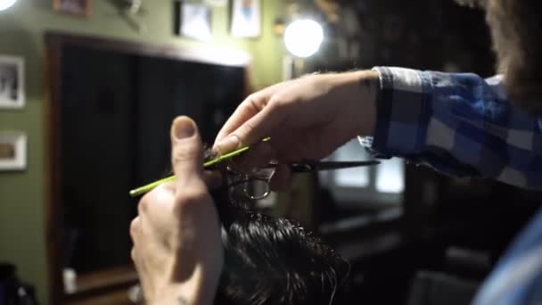 Hommes ciseaux de coupe de cheveux dans un salon de coiffure. vue rapprochée — Video