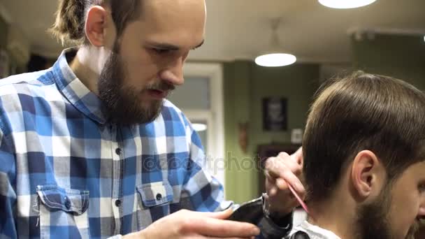 Friseur schneidet Haare mit Rasiermesser im Friseursalon — Stockvideo