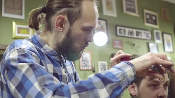 Uomo taglio di capelli forbici in un negozio di barbiere. vista da vicino — Video Stock