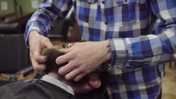 Barber je sušení vousy vousatý muž s vysoušečem vlasů v kadeřnictví — Stock video
