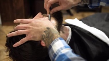 Konsantre Kuaför tıraş sakal istemcisinin Kuaför ustura ile