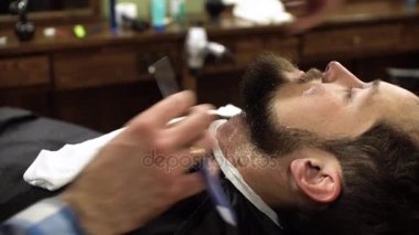 Konsantre Kuaför tıraş sakal istemcisinin Kuaför ustura ile