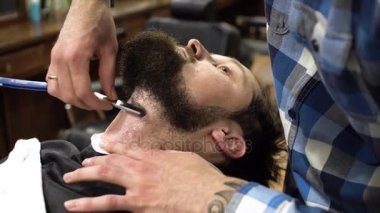 Konsantre Kuaför tıraş sakal istemcisinin Kuaför ustura ile