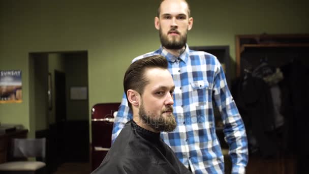 Чоловік клієнт має вуса і бороду, доглянуту в перукарні — стокове відео