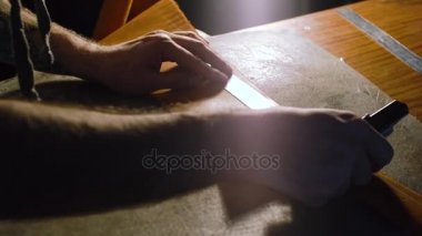 Elinde 20'li 30'lu usta atölyesinde cetvel ana cilt ölçme