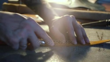 DIY araçları işçiliği kullanarak deri ile çalışan adam