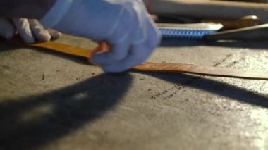 Deri el çantası usta bir atölye çalışmalarında