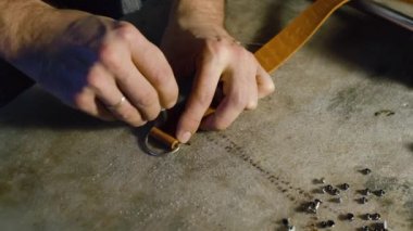 Deri maddeyi oluşturan bir profesyonel canlandırma usta