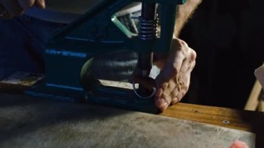 Deri kemer dikiş işlemidir. Dikiş eller mans.